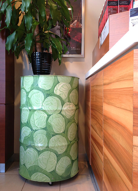 カフェにキャベツが描かれたドラムカン