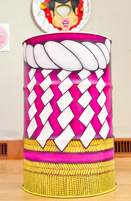 力士の回しが描かれたドラムカン