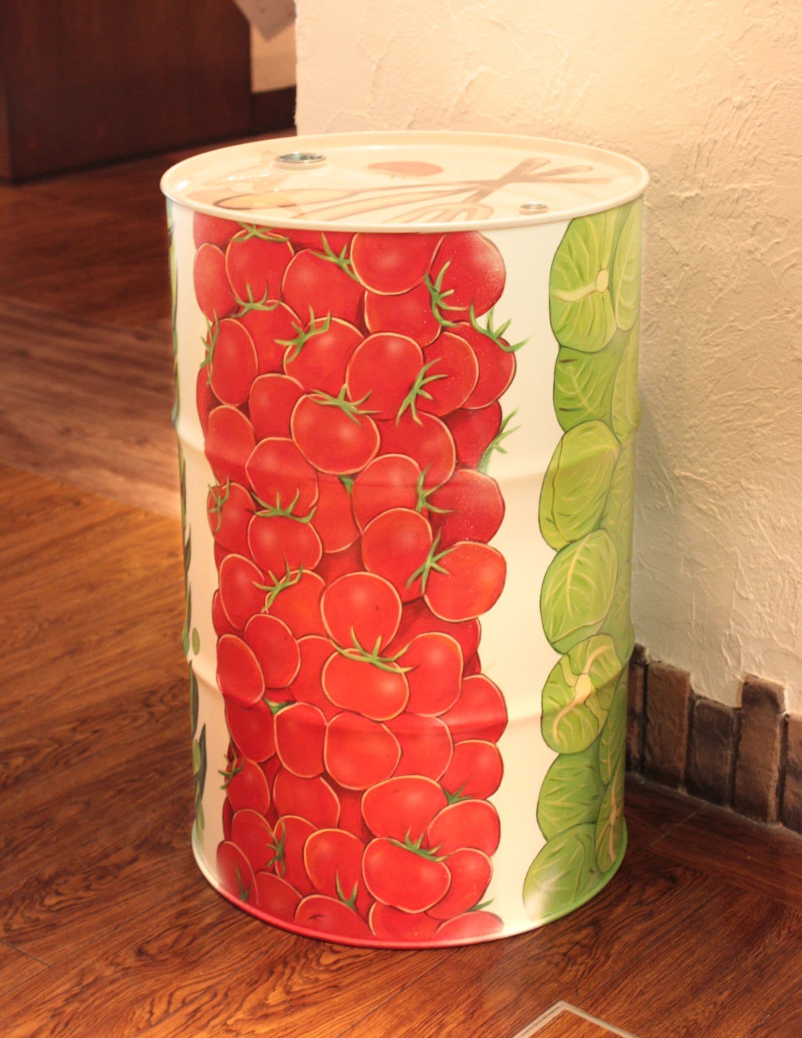 イタリアレストランにトマトが描かれたドラムカン