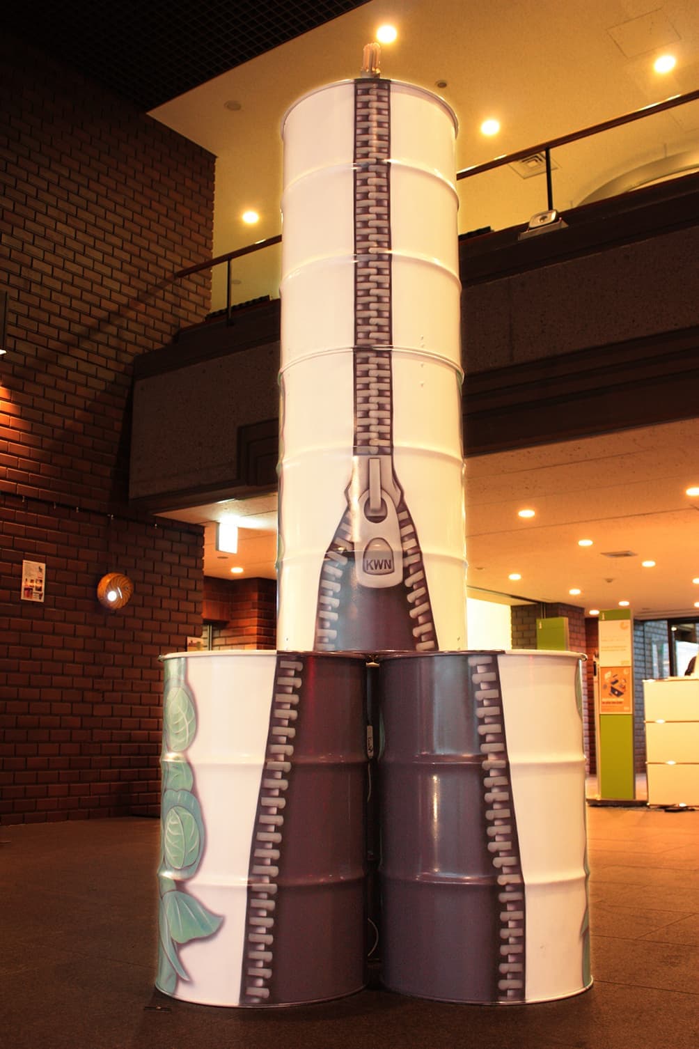 ファスナーの絵が描いてあるドラム缶