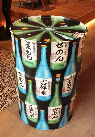 酒瓶が描かれたドラムカンが酒場にある
