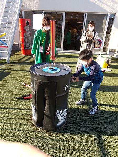 ドラムカンを使った危機一発ゲーム