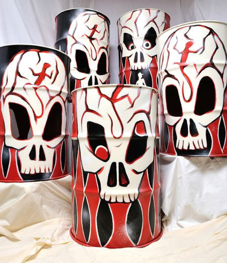 ドクロが描かれたドラムカン５つ