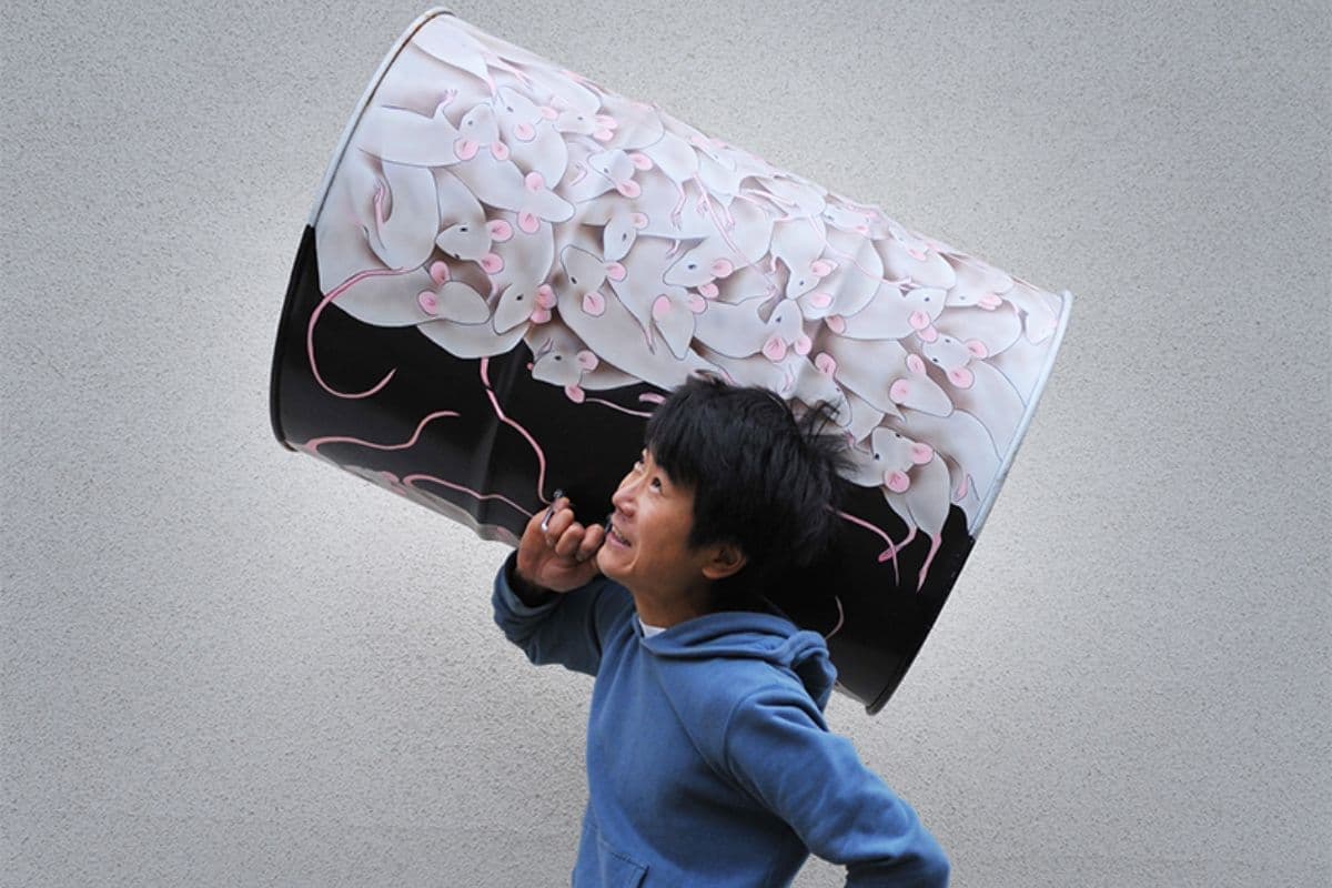 ネズミが描かれたドラムカンを持ったアーティスト