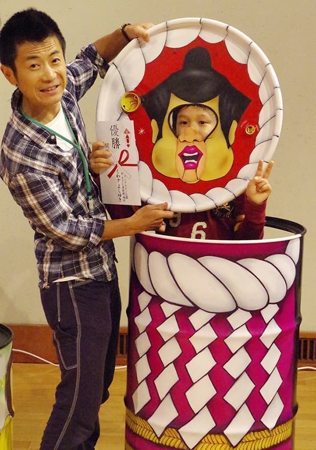 ドラムカンを使った力士顔ハメアート