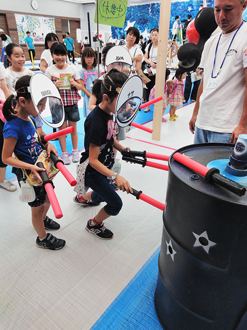 ドラムカンから人形がとび出す