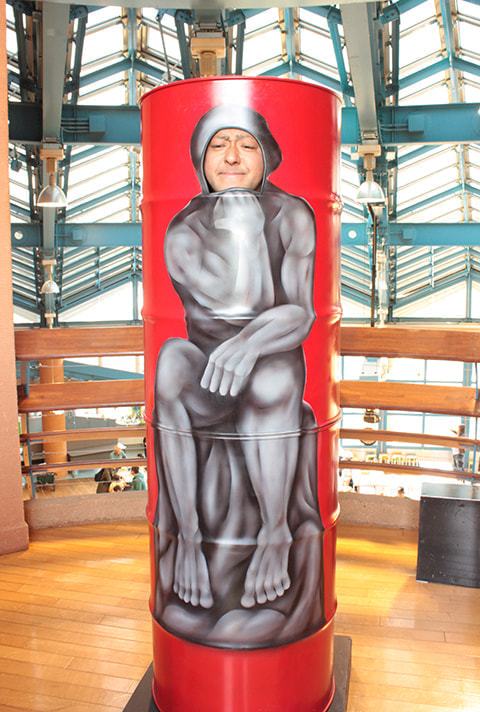 ドラムカンの顔はめアート作品で考えているヒト