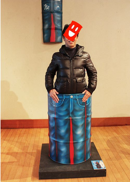 ジーンズが描かれたドラムカンアート作品