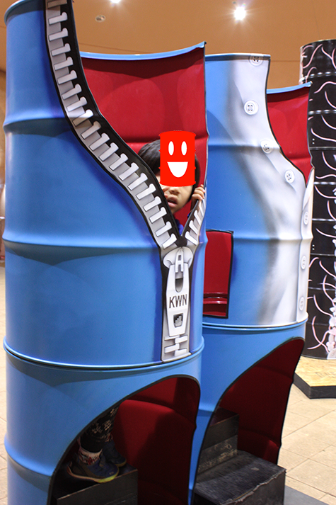 ジッパーが描かれたドラムカンアート作品