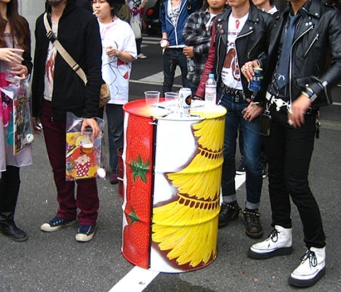 ライブ会場にフルーツが描かれたドラムカン