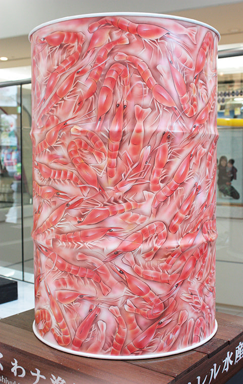 エビがいっぱい、びっしり描かれたドラムカン