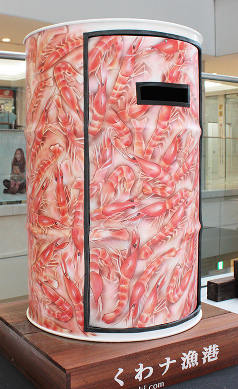 エビがいっぱい、びっしり描かれたドラムカン