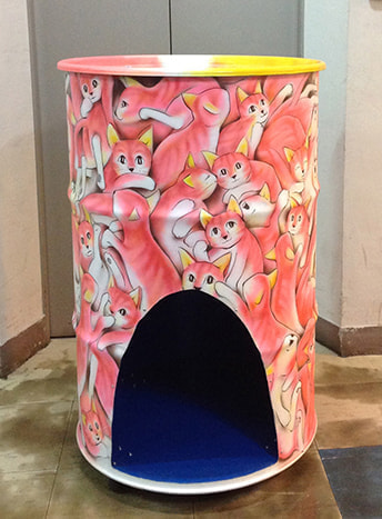 ピンク色のネコが描かれたドラムカン