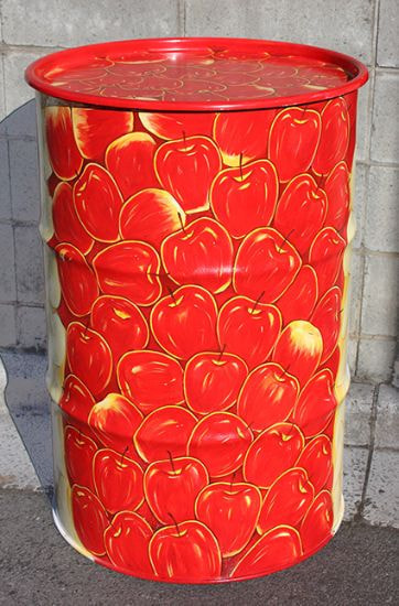 アップルがいっぱい描かれたドラムカン